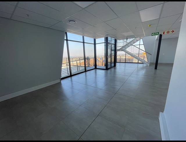 1,910M² WAREHOUSE TO LET IN AIRPORT PARK